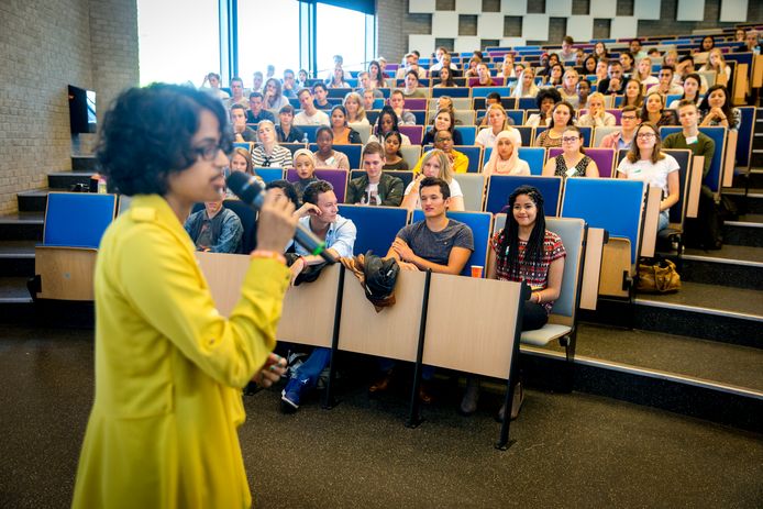 Aankomende eerstejaarsstudenten van de Erasmus Universiteit volgen een college om de kans op studiesucces te vergroten.