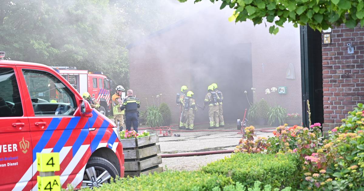 Aanhanger in schuur vliegt in brand in Ulvenhout, een persoon nagekeken in ambulance