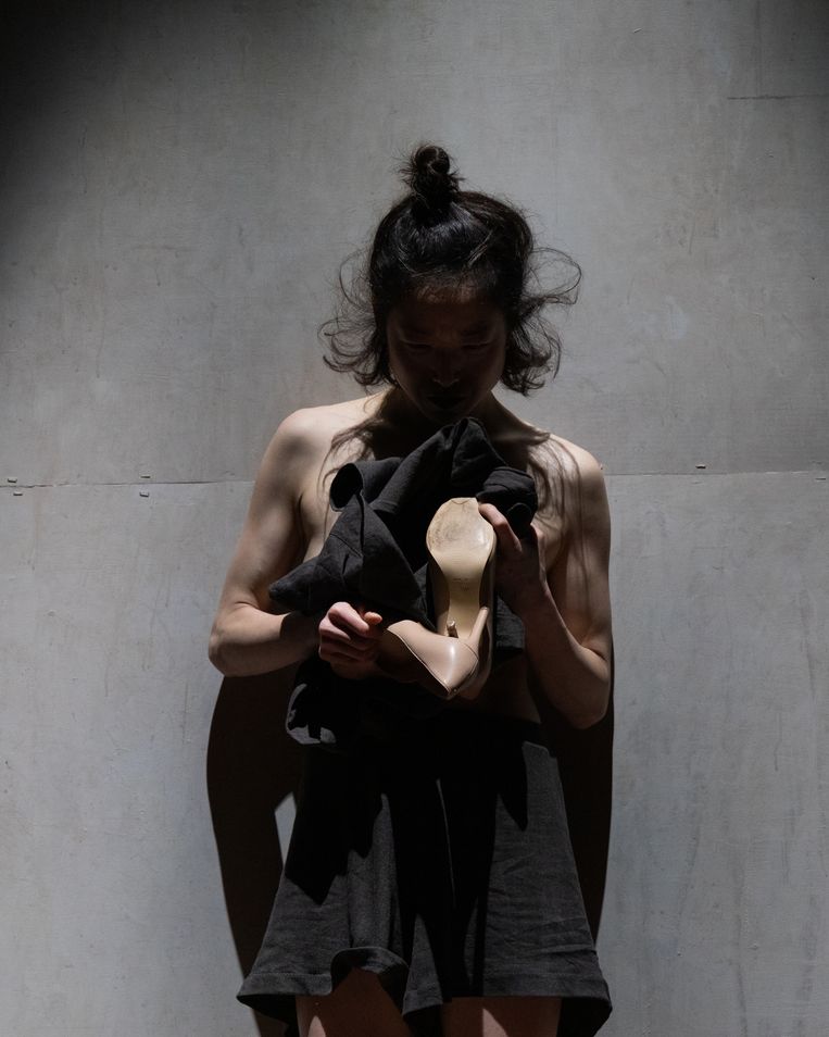 Arika Yamada in Ohgirl! van Antonin Rioche/Funny People & Korzo & Nederlands Dans Theater Beeld Alex Avgud