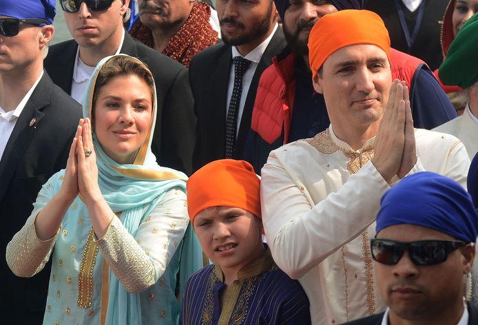 De Canadese Minister-president Justin Trudeau, zijn vrouw Sophie (links)  en zoon  Xavier (midden) brengen een bezoek aan de voor Sikhs heilige Gouden Tempel in Amritsar India. FOTO: Narinder Nanu