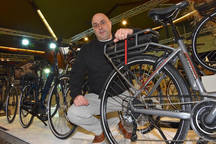 Uitbater Pieter Desmet tussen enkele e-bikes.