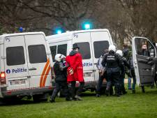 Coronaprotest Brussel loopt uit de hand: dranghekken en brandend vuilnis naar agenten gegooid