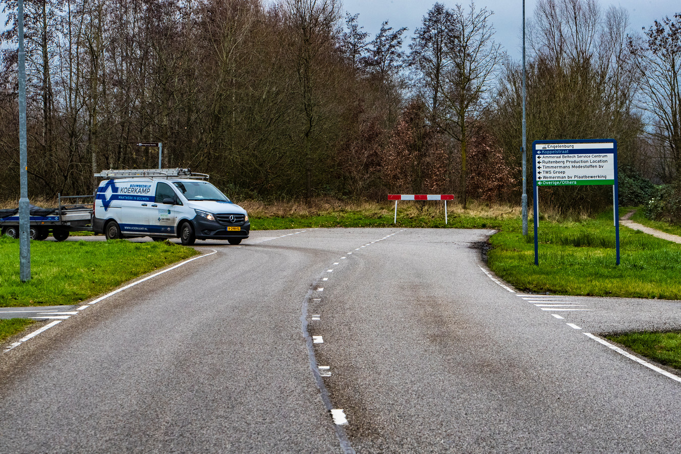 Hier houdt de randweg van Twello nu op. De auto links komt van bedrijventerrein Engelenburg.