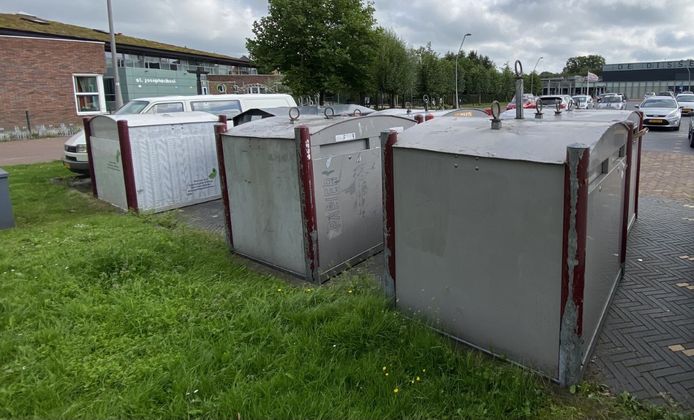 Een deel van de containers staan nu aan het Disselplein tegenover een school in Hooglanderveen.