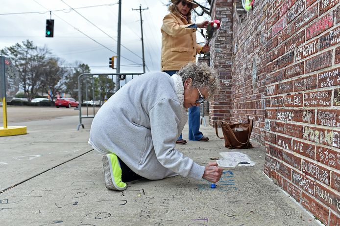 Fans flock to pay their respects to Lisa Marie Presley at Graceland.