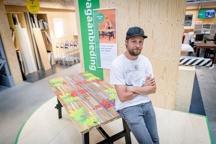 Alwin Koers uit Vriezenveen is graffiti kunstenaar en geeft IKEA-meubels een nieuw leven.