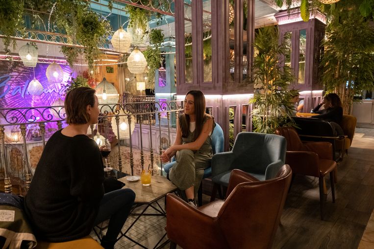 Bezoekers in het restaurant Balicana in Bilbao, waar je alleen naar binnen mag als je ouder dan 18 ben. Beeld Eline van Nes