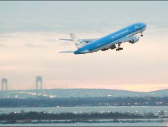 Boeing KLM raakt deel van de romp kwijt bij opstijgen, wagen geraakt