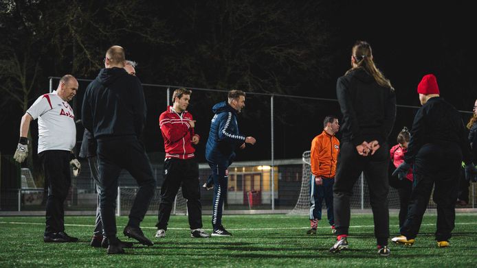 Rik Platvoet (vierde van rechts) neemt het voortouw in de warming-up van de spelers van Achilles’12.