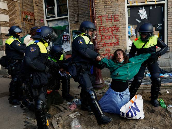Des affrontements éclatent entre des policiers et des manifestants à l’université d’Amsterdam