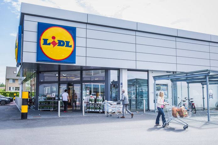 Een Lidl-filiaal in Destelbergen, Gent. Vakbonden en directie zijn dan wel blij met het akkoord bij Lidl, de klanten van de supermarktketen zullen de gevolgen voelen in hun portefeuille. Dat voorspellen experts.