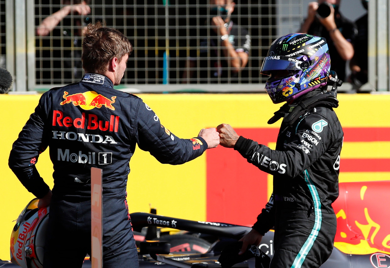Max Verstappen (links) en Lewis Hamilton begroeten elkaar na de sprintrace op het circuit van Silverstone in juli. Beeld REUTERS