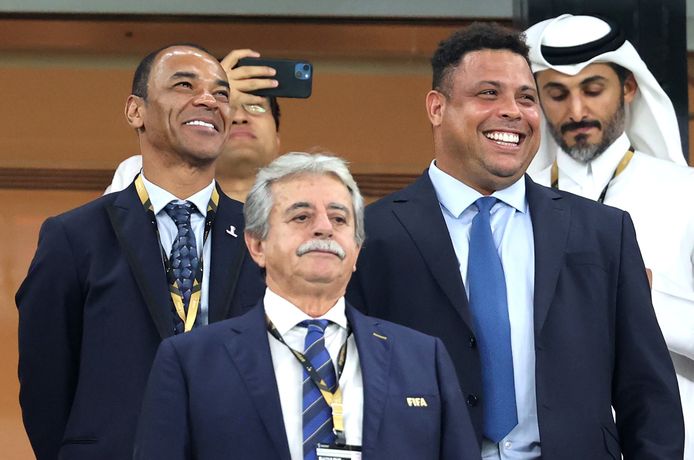 Cafu en Ronaldo lachend tijdens de 4-1-zege van Brazilië tegen Zuid-Korea in de achtste finale.