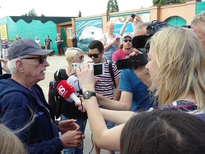 Het Dolfinarium krijgt wel vaker bezoek van dierenactivisten. In 2016 was Ric O'Berry, oud-trainer van dolfijn Flipper, in Harderwijk om te demonstreren.