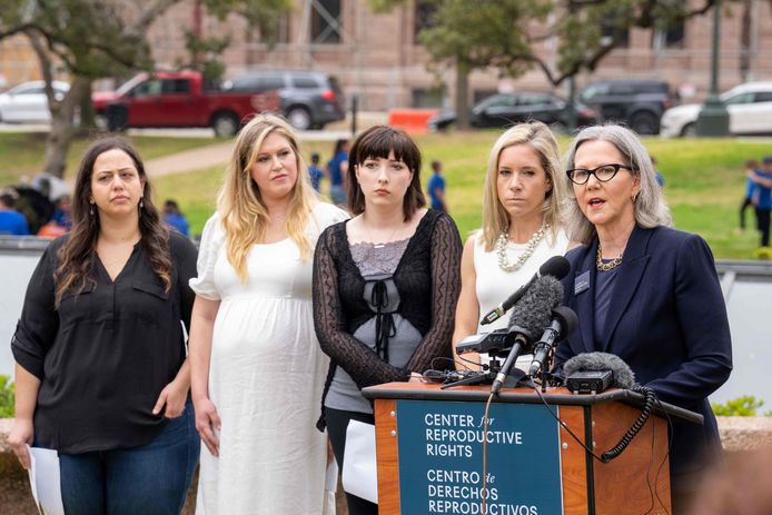 Vier van de vijf vrouwen die het proces aanspannen samen met Nancy Northup, CEO van Center for Reproductive Rights (uiterst rechts)