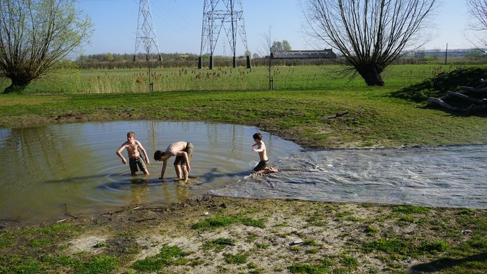 De nieuwe speelpoel is met het mooi lenteweer al meteen gedoopt.