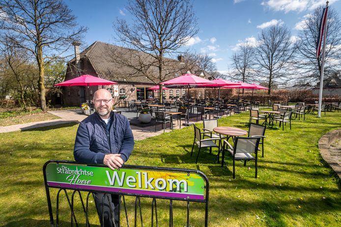 Peter Paul van Meerwijk bij zijn terras van de Strabrechtse Hoeve in Mierlo.
