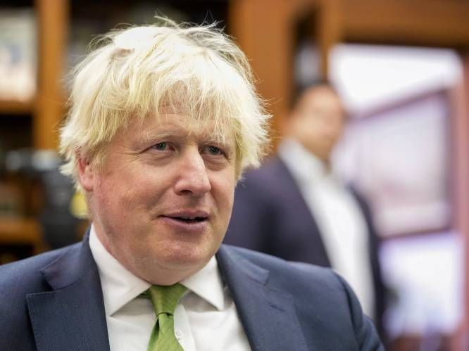 Boris Johnson deelt al zijn WhatsApp-berichten over coronabeleid met regering