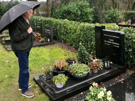 Oldenzaler Ben bezoekt elke dag het graf van zijn Carla: ‘Als ik niet ga, krijg ik soort schuldgevoel’