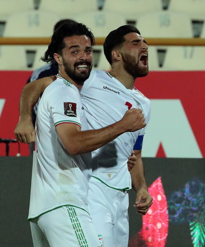Alireza Jahanbakhsh (rechts) is uitzinnig na zijn 1-1.
