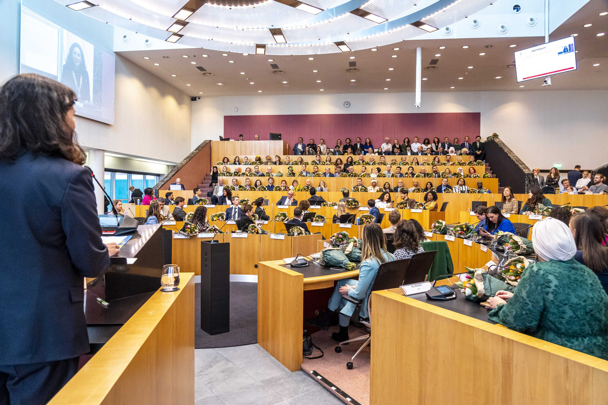 De eerste vergadering van de in maart gekozen nieuwe gemeenteraad van Amsterdam. Beeld LEX VAN LIESHOUT/ANP