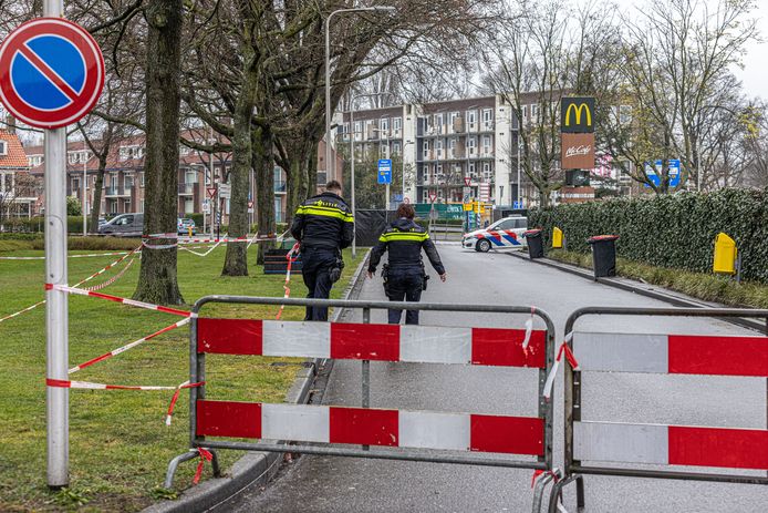 De buurt rondom de McDonald's in Zwolle is nog steeds afgesloten.