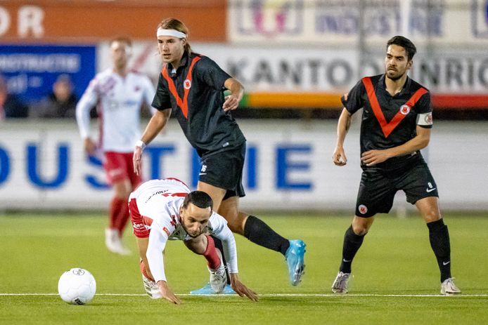 Typerend beeld: Kozakken Boys' Tarik Fagrach gaat onderuit in een duel met AFC'er Splinter de Mooij.