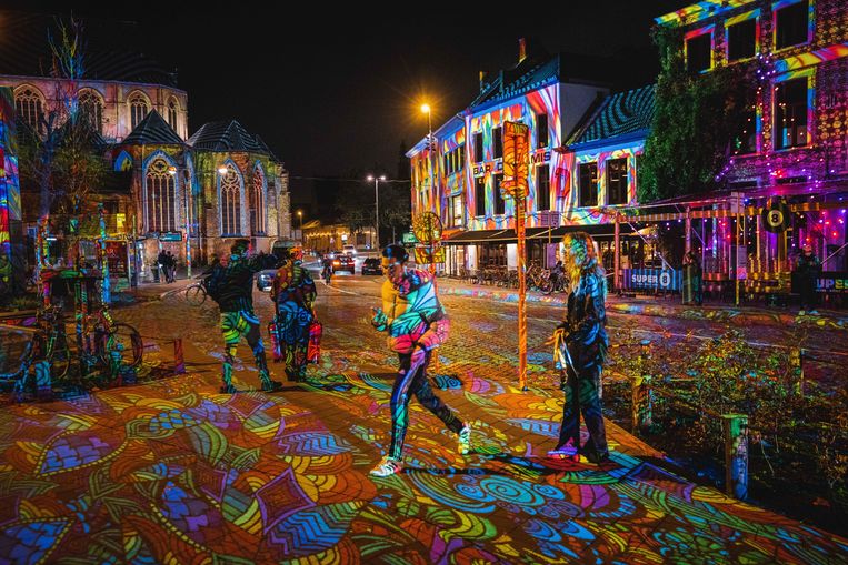 Aan de Vlasmarkt kan je letterlijk in een zee van kleur duiken.  Beeld Wannes Nimmegeers