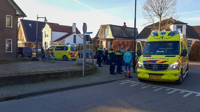Fietser met spoed naar ziekenhuis na ongeval met auto in Apeldoorn