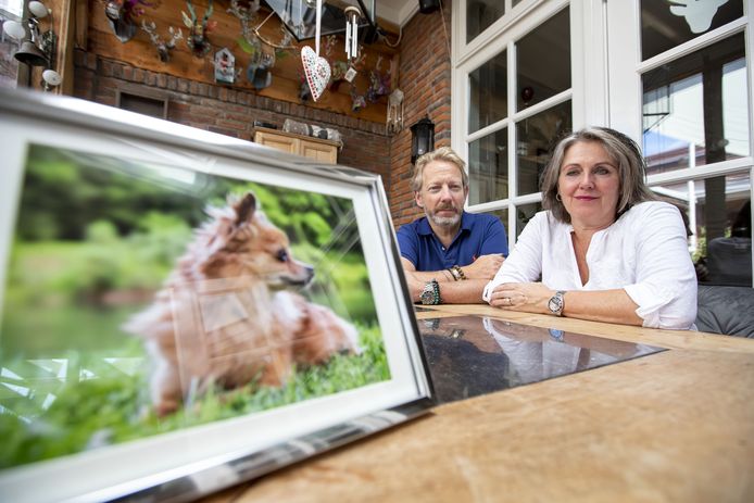 Matthieu en Inez Bloem hebben een ingelijst portret van hun chihuahua Tante Bep.