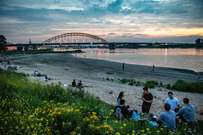 Jongeren op een zaterdagavond op de Nijmeegse Waalstrandjes.
