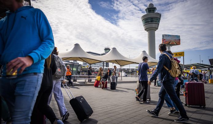 Reizigers op Schiphol. Schiphol kampt al een tijd met een tekort aan beveiligers en bagageafhandelaars en in combinatie met de toegenomen stroom vakantiegangers leidt dit tekort tot grote drukte.