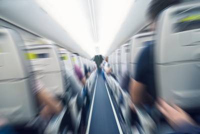 Niets zo vervelend als turbulentie: wat veroorzaakt al dat geschok en waar in het vliegtuig heb je er het minste last van?