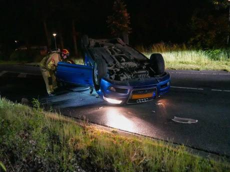 Auto belandt op dak in Helmond, politie neemt bestuurder mee