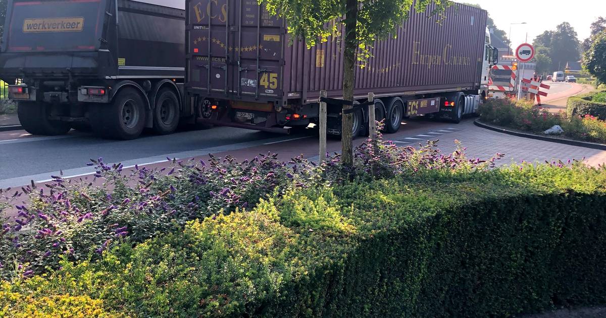Vrachtwagenchauffeurs negeren omleiding: verkeerschaos in dorpskern Wanroij | Maasland | gelderlande