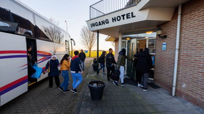 Groep asielzoekers heeft schip in Genemuiden ingeruild voor hotel langs de N50 bij Kampen: ‘Beetje saai’ 