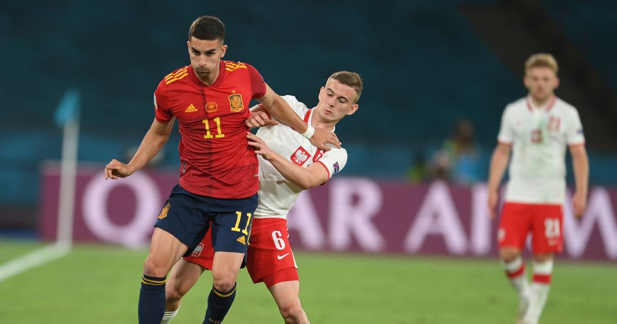 Vitesse aast op Poolse international Kacper Kozlowski (18) van Brighton & Hove Albion