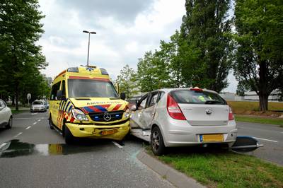 Automobilist gewond door botsing met ambulance in Arnhem