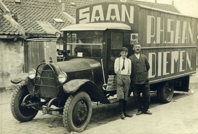 Piet Saan was de oudste kleinzoon van de oprichter, ook al een Piet (rechts op de foto, naast zijn zoon Frits), die in 1897 een bodedienst begon in Diemen.  Beeld ANP /  ANP