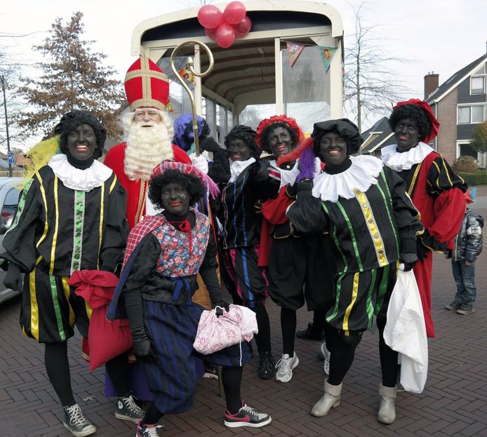 Sinterklaas wordt in Staphorst ook dit jaar nog vergezeld door Zwarte Pieten, waaronder ook een stipwerkpiet.