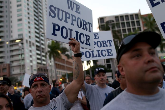 Mensen komen op voor de Amerikaanse politie. Archieffoto uit 2014.