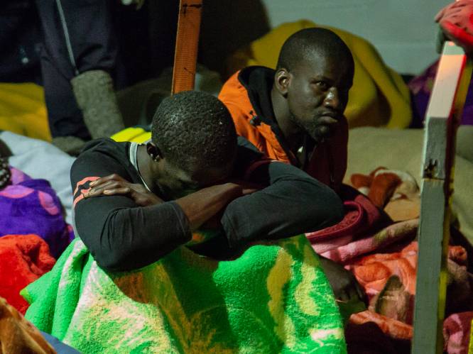Reddingsschip Alan Kurdi met 88 migranten aan boord meert aan in Zuid-Italië