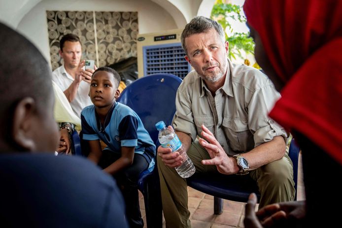 Frederick discute del cambiamento climatico con i bambini delle scuole in Niger.