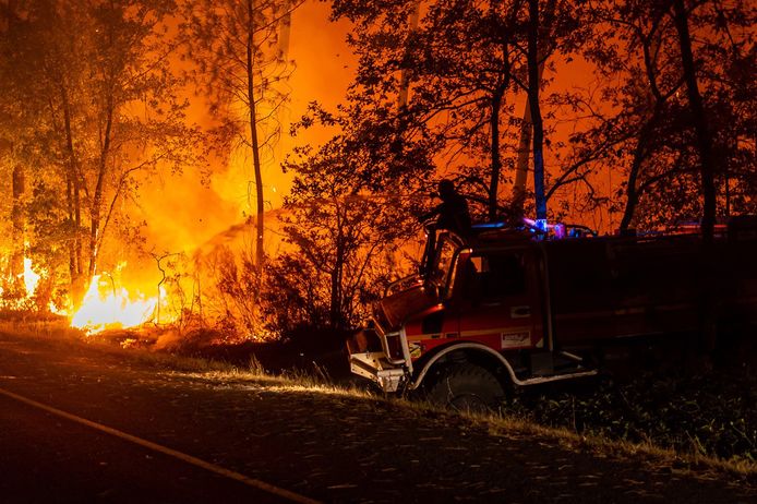 De bosbranden van de voorbije weken, zoals hier in de Gironde, in het zuidwesten van Frankrijk, hebben recordhoeveelheden koolstof in de atmosfeer gebracht. Dat verergert de klimaatopwarming, die op haar beurt weer meer bosbranden aanwakkert.