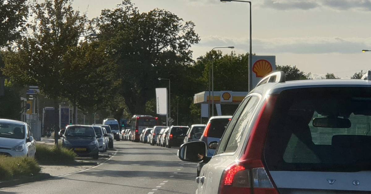 Verkeerschaos in Enschede: singel dicht na ongeluk bij Volkspark.