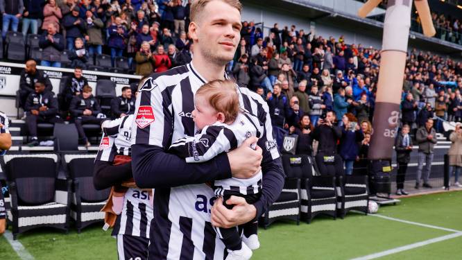 Voetballers Heracles en Den Bosch met baby’s en peuters het veld op: „Voor herhaling vatbaar”