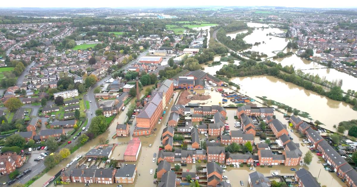 Aspetto.  Le immagini dei droni mostrano come interi quartieri del Regno Unito siano stati allagati dopo la tempesta Babbitt |  al di fuori