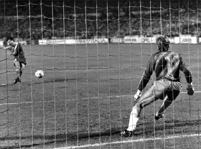Finale Europacup 1 PSV-Benfica 0-0, PSV wint na strafschoppen met 6-5. De beslissende strafschop genomen door Veloso (Benfica) en gestopt door Hans van Breukelen. Neckarstadion, Stuttgart, 25 mei 1988.