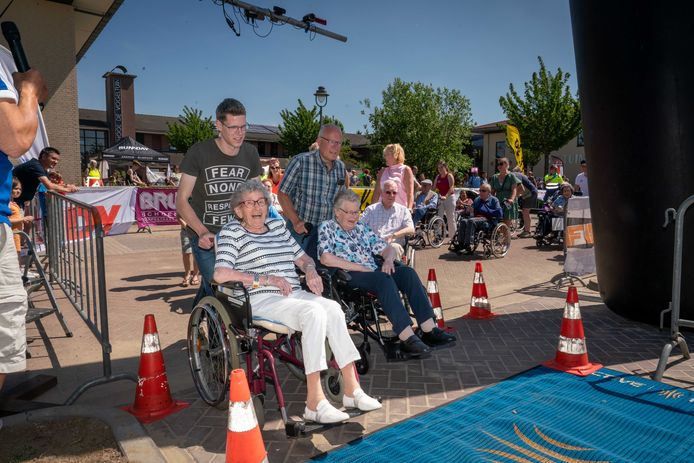 HeteRUN werd zondag voor de vijfde keer gehouden. Er was ook een wandeling van 3 kilometer voor ouderen in een rolstoel.