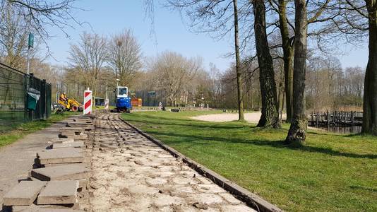 Om toekomstige ongelukken te voorkomen, is de grond onder het Piet Moeskoppad in het Nijmeegse stadsdeel Lindenholt verstevigd.